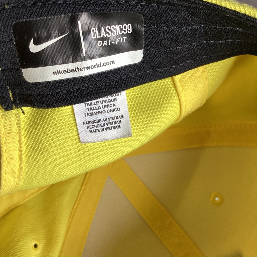 Nike classic 99 Oregon ducks SnapBack hat - Picture 9 of 11